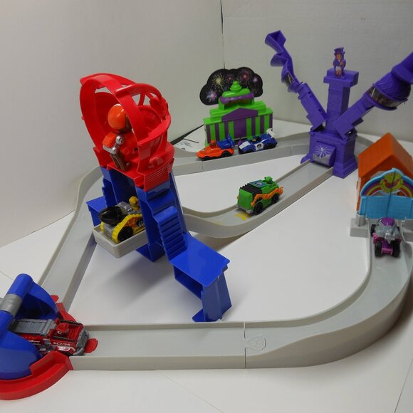 Paw Patrol: The Movie Liberty Total City Rescue Vehicle Playset and 6 Cars - Picture 4 of 15